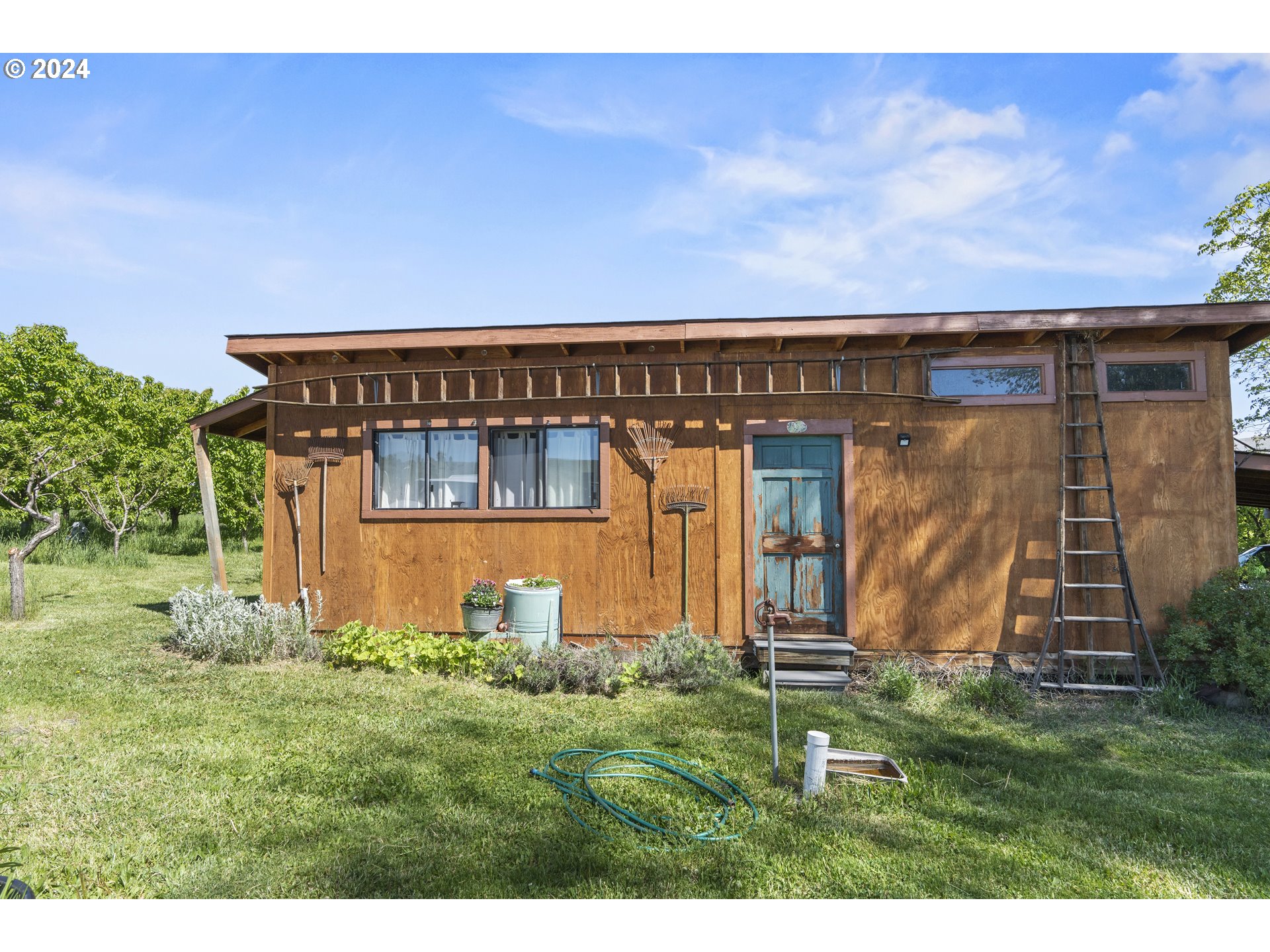 43479 Old Foothill Road Richland, OR 97870 - Photo 21 of 44 a view of a house with potted plants and a yard