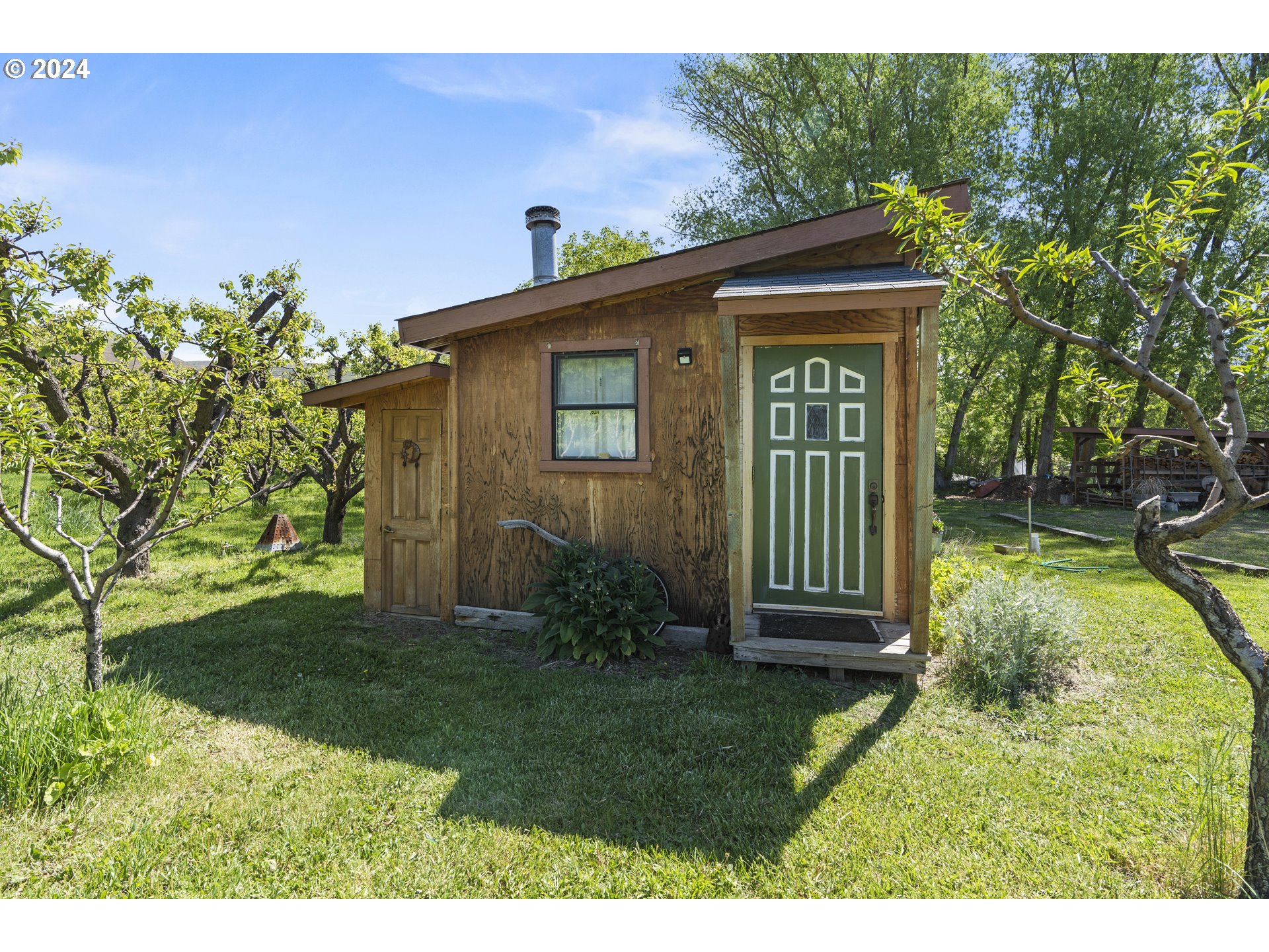 43479 Old Foothill Road Richland, OR 97870 - Photo 22 of 44 a front view of a house with garden