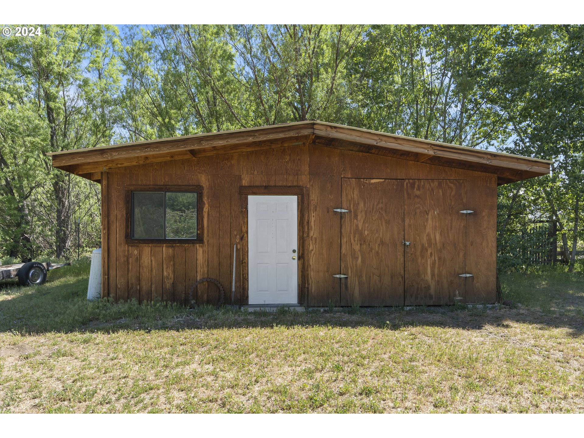 43479 Old Foothill Road Richland, OR 97870 - Photo 25 of 44 a backyard of a house with large trees