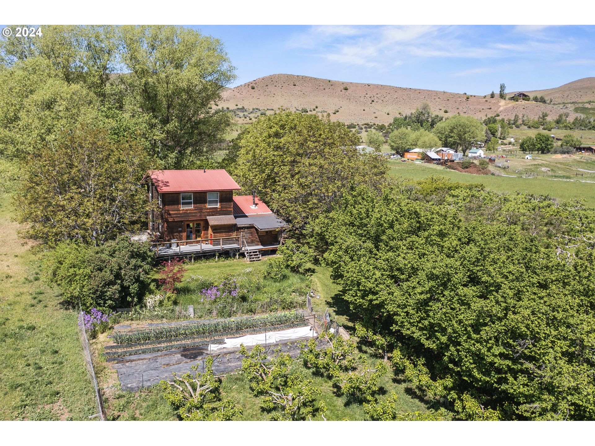 43479 Old Foothill Road Richland, OR 97870 - Photo 5 of 44 a view of a yard with an outdoor space