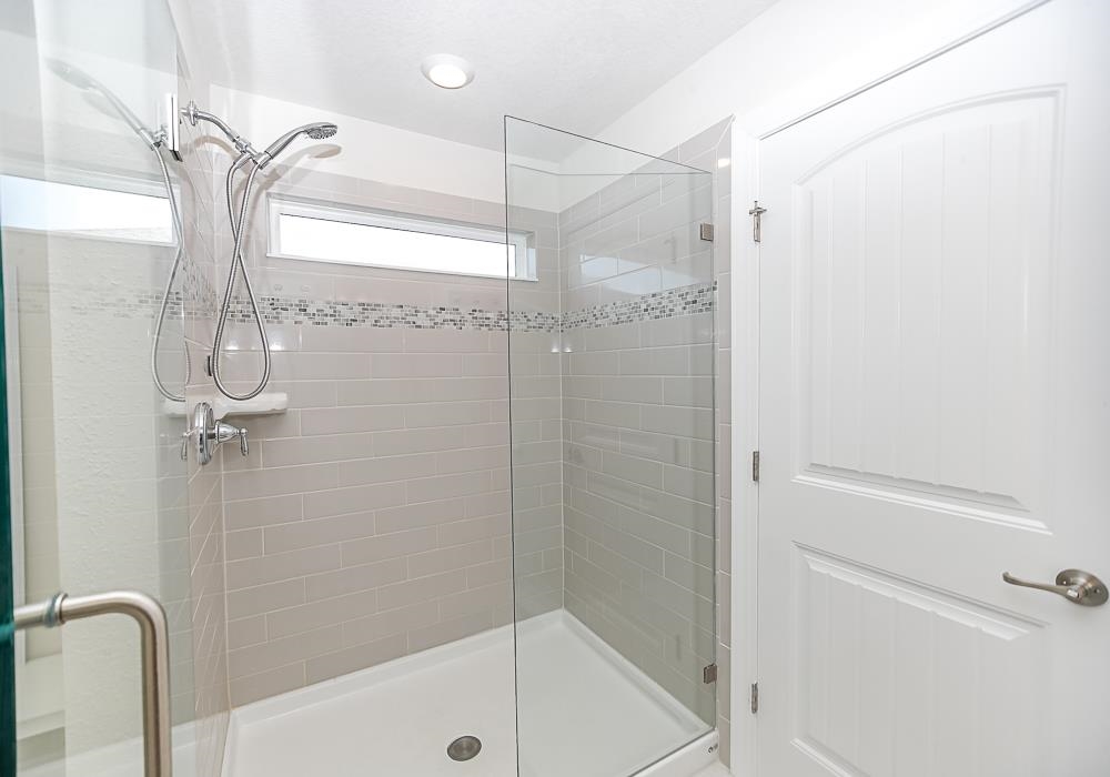 233 Red Barn Road St. Augustine, FL 32092 - Photo 7 of 40 a bathroom with a shower and a tub