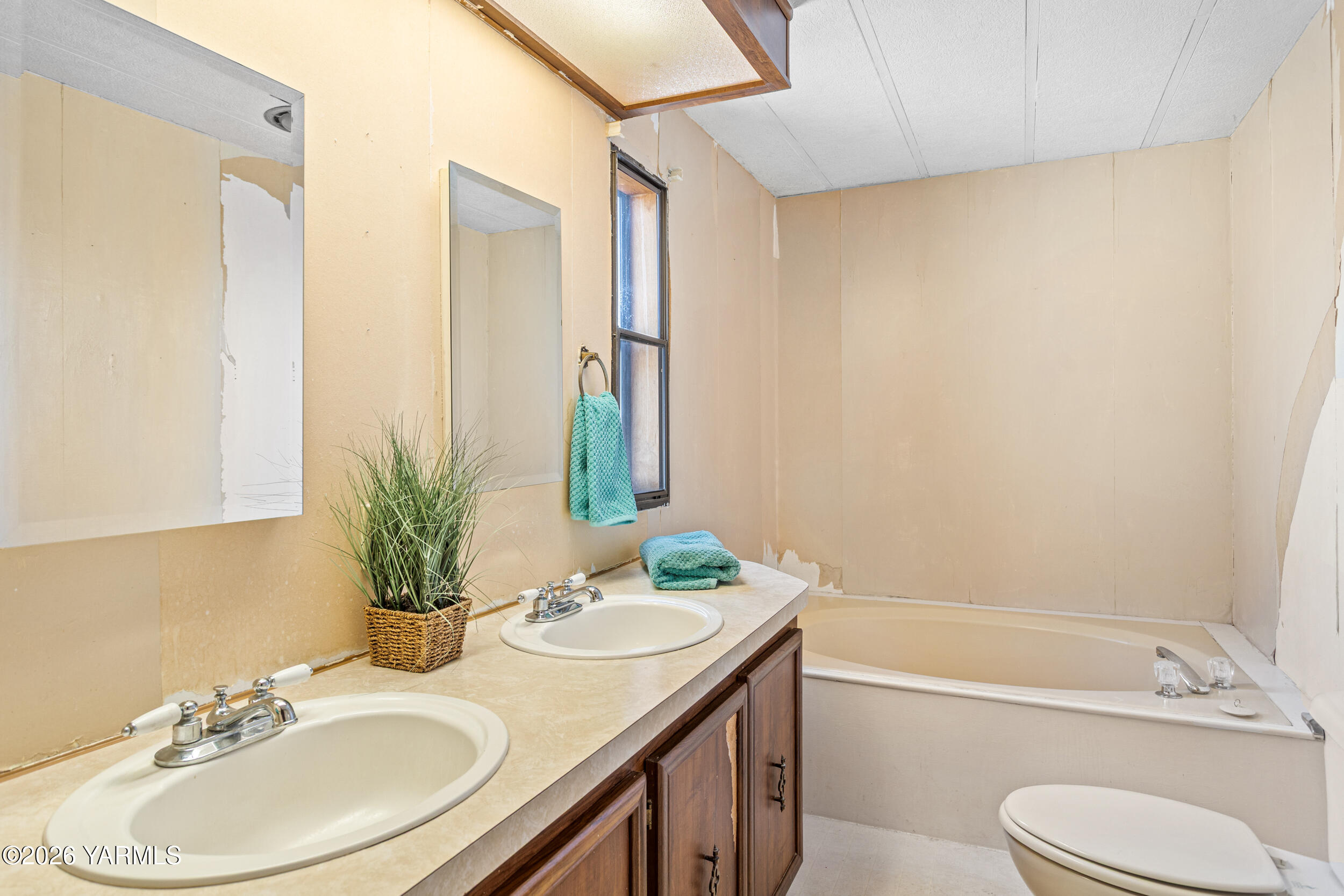 142 Foster Lane Selah, WA 98942 - Photo 15 of 21 a bathroom with a granite countertop sink toilet and shower