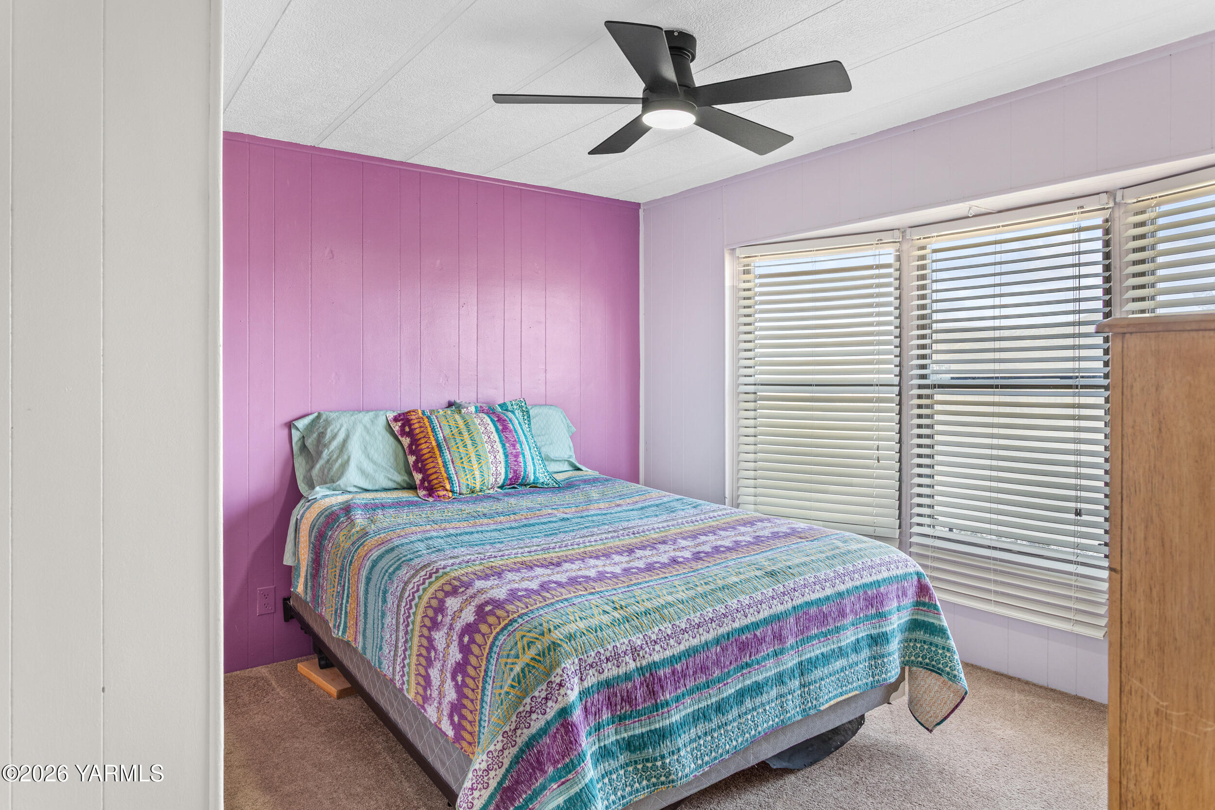 142 Foster Lane Selah, WA 98942 - Photo 16 of 21 a bedroom with a bed and a window