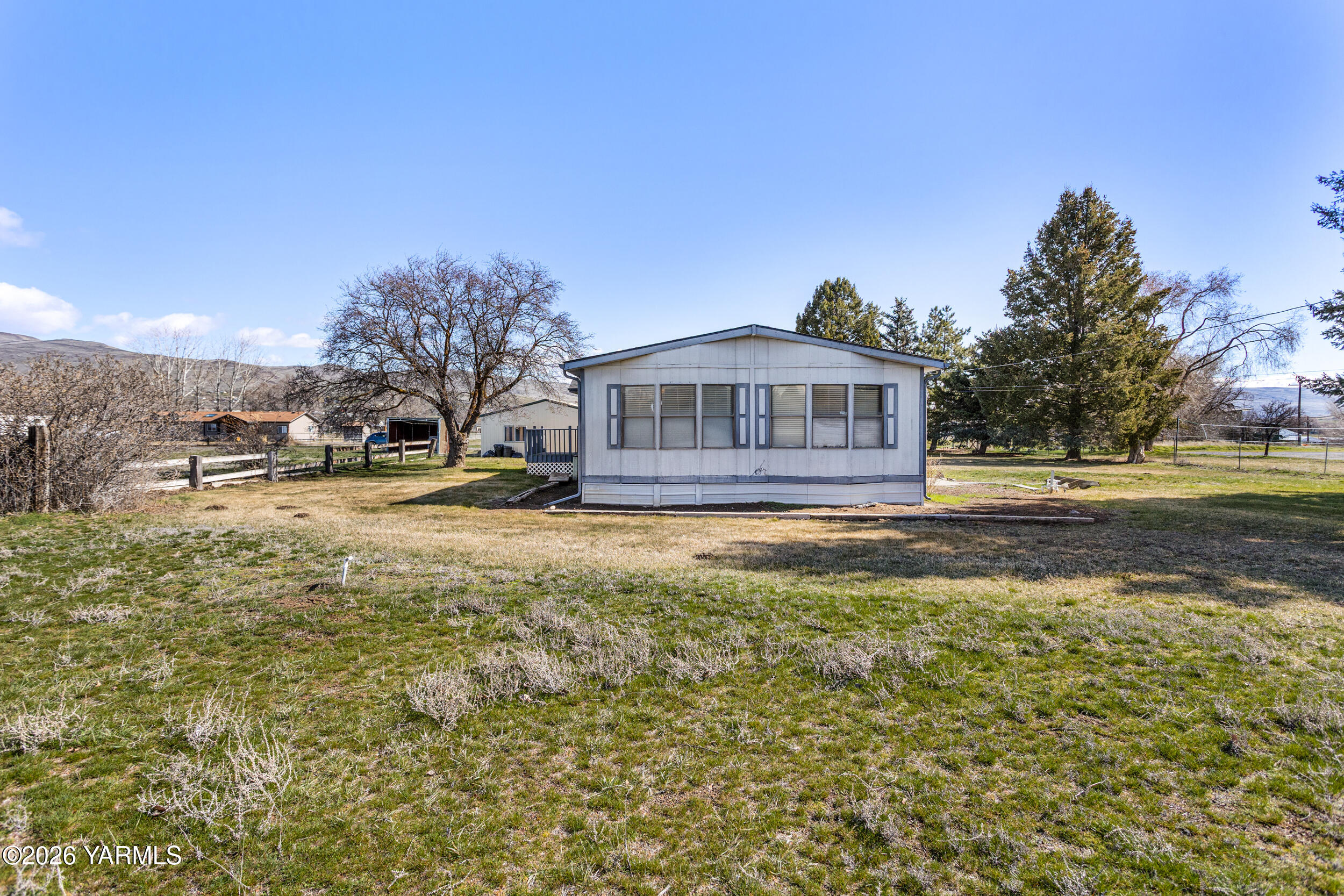 142 Foster Lane Selah, WA 98942 - Photo 20 of 21 a view of a house with a yard