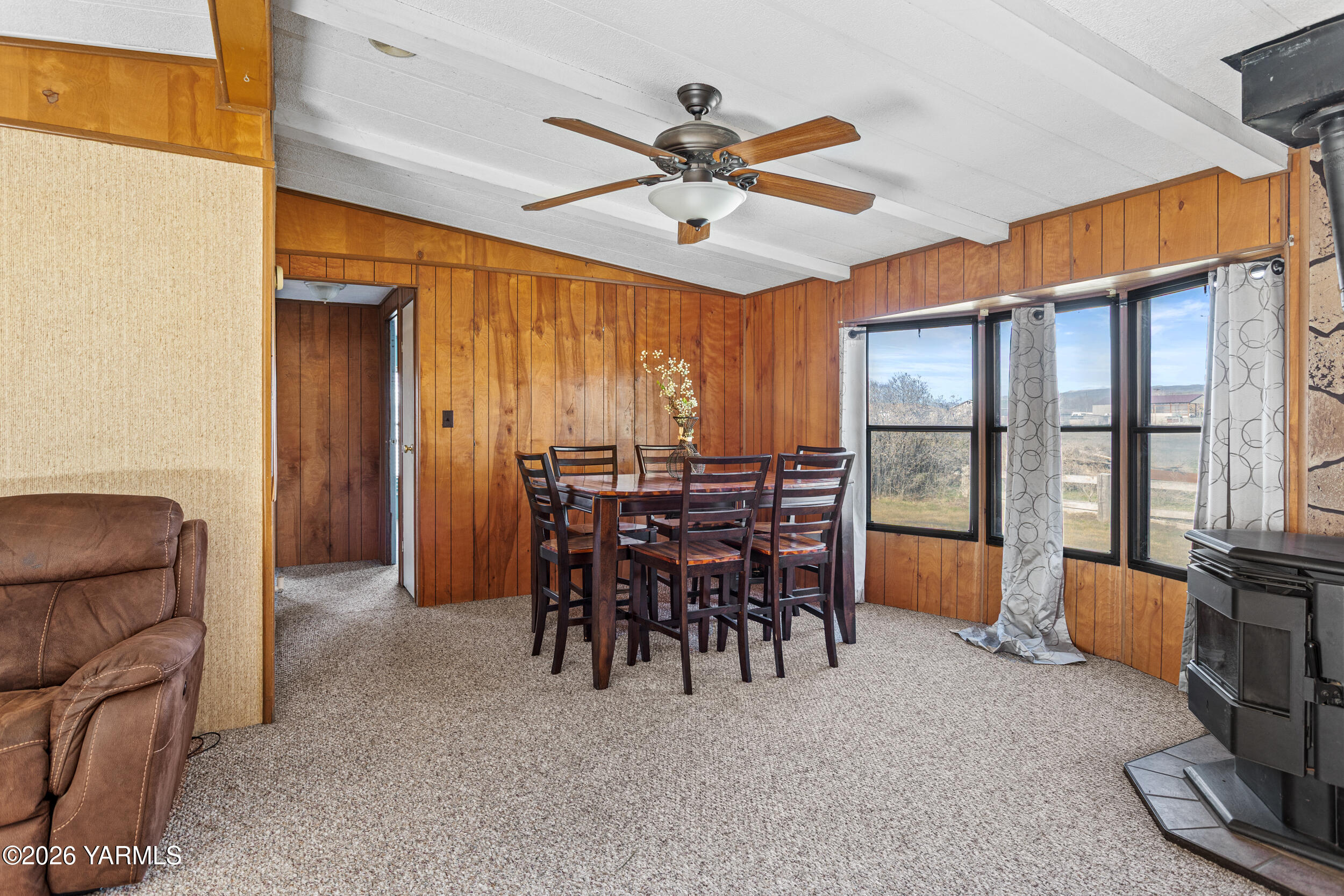142 Foster Lane Selah, WA 98942 - Photo 6 of 21 a dining room with furniture a chandelier and a rug