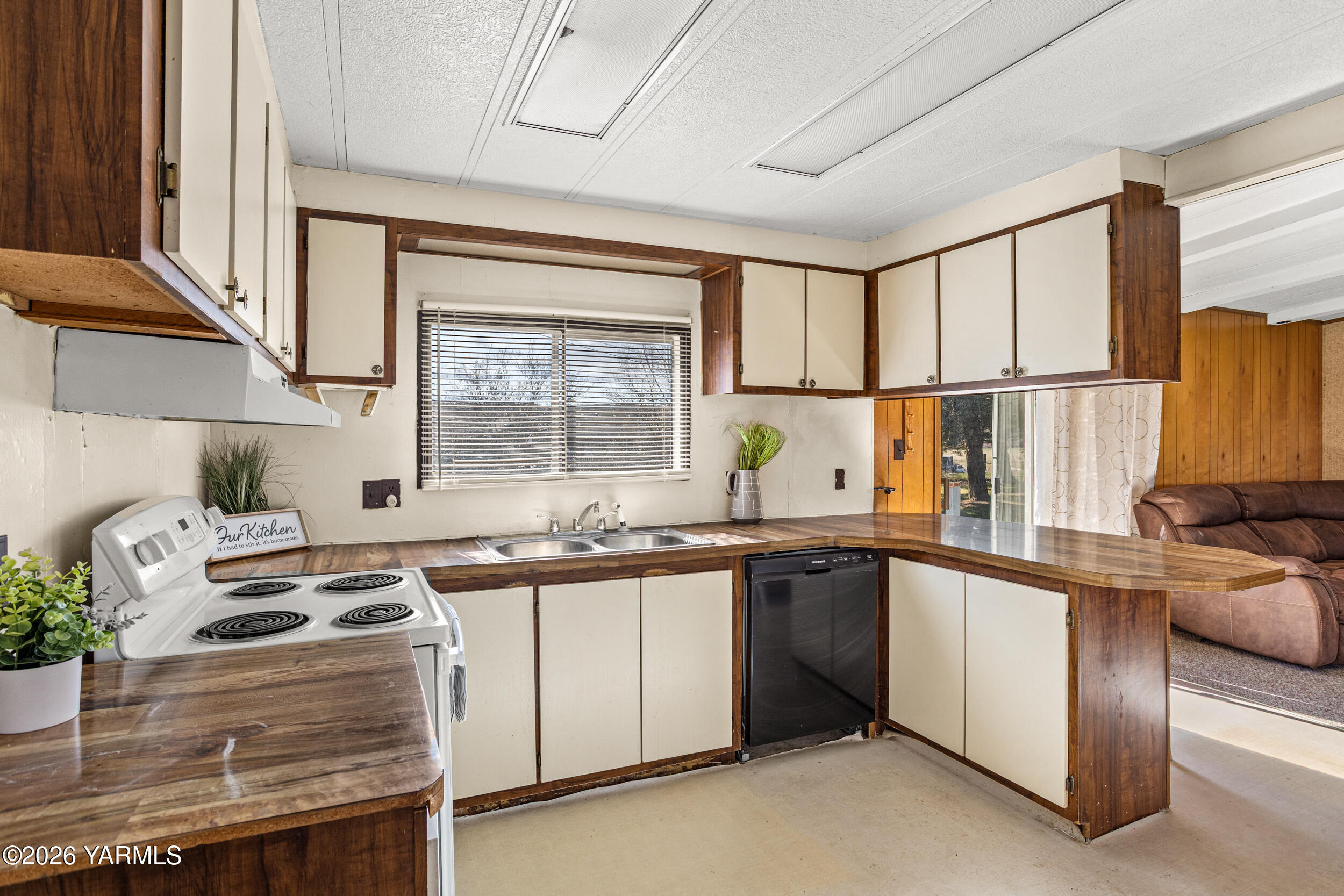 142 Foster Lane Selah, WA 98942 - Photo 10 of 21 a kitchen with a stove a sink and a window