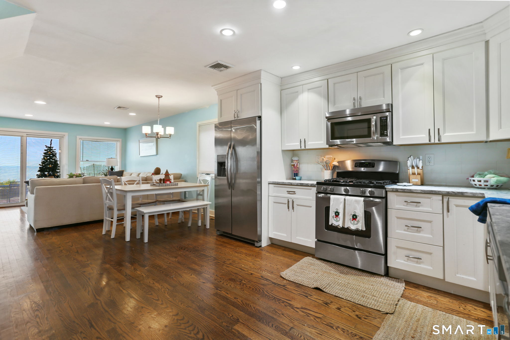 1235 Fairfield Beach Road Fairfield, CT 06824 - Photo 5 of 31