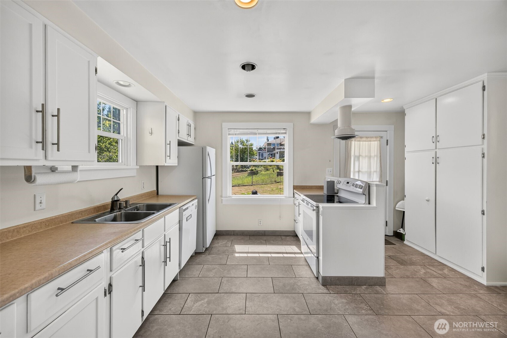 4417 Seahurst Avenue Everett, WA 98203 - Photo 12 of 30