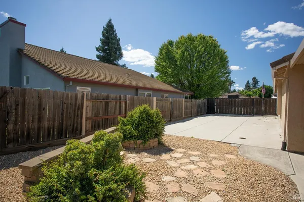 a view of a house with backyard