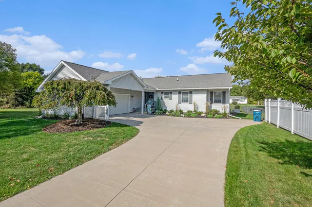 $327,000 | 601 East Oak Street, Fremont, MI 49412