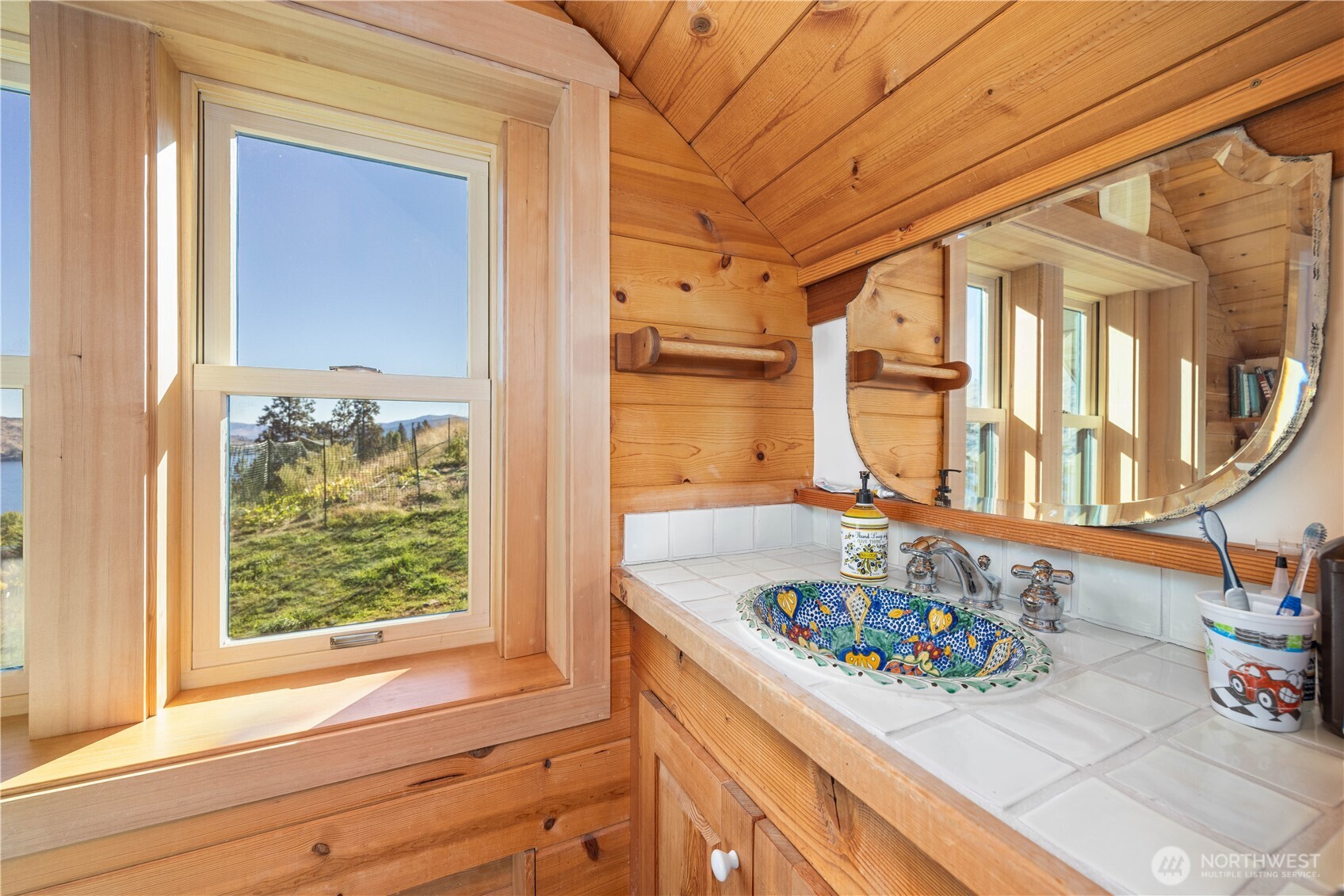 16495 South Lakeshore Road Chelan, WA 98816 - Photo 22 of 40 a bathroom with a tub and a sink