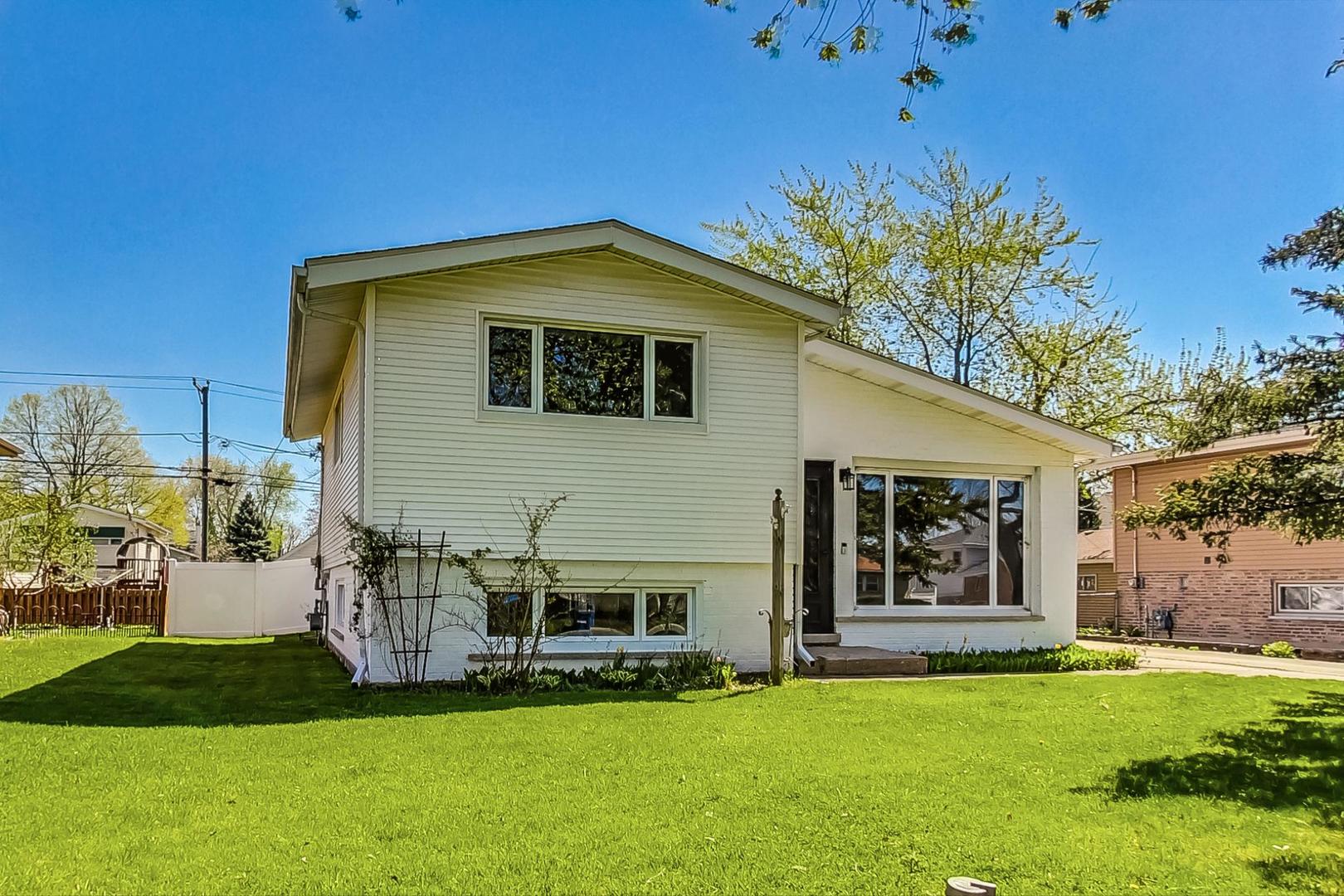 a view of a house with a yard