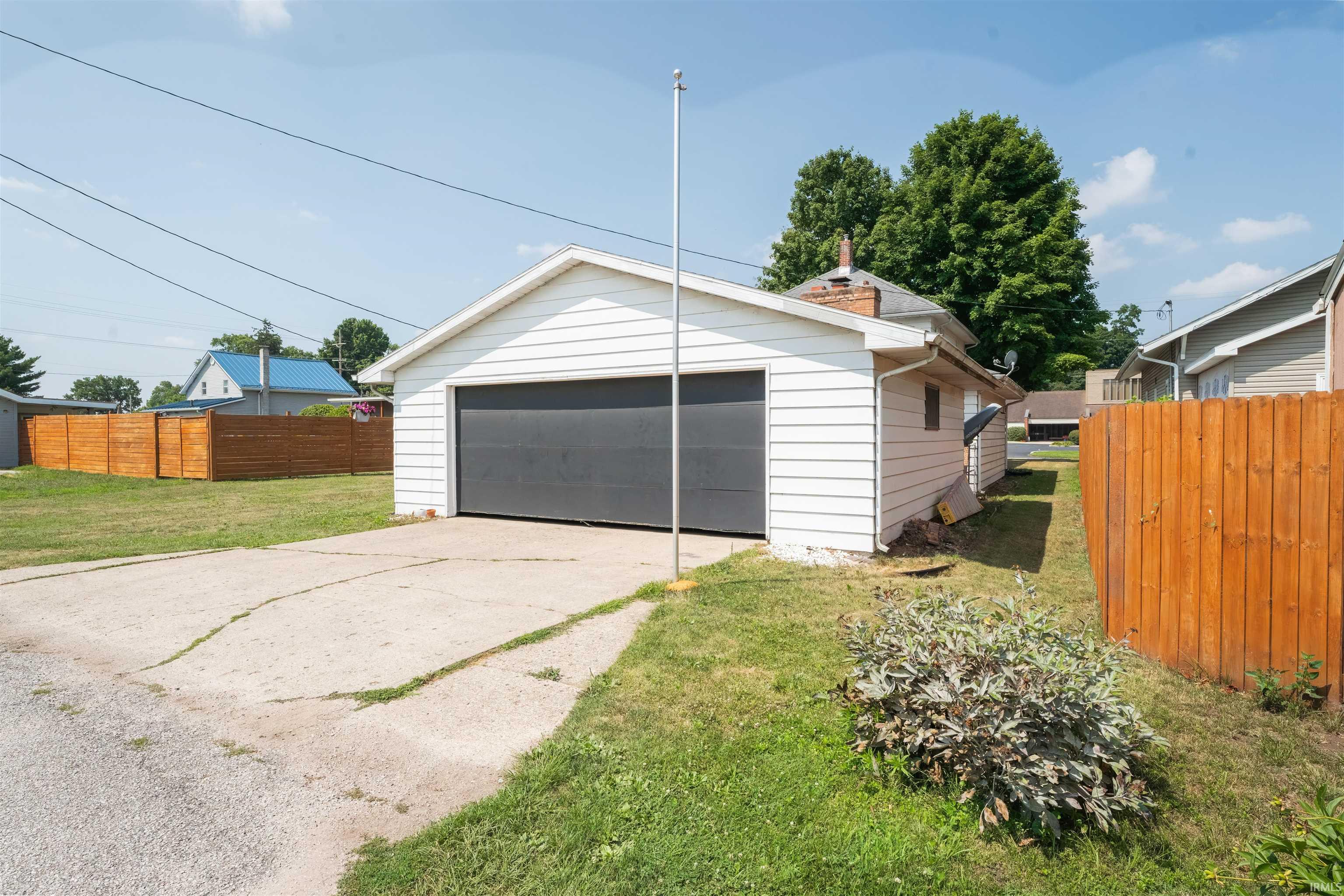 204 Chestnut Street Bristol, IN 46507 - Photo 7 of 36