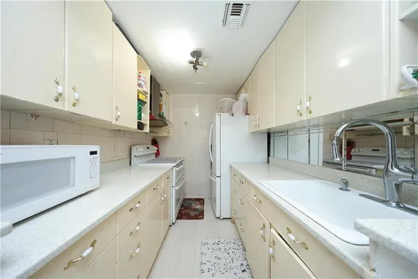 $738,000 | 339 Avenue P, Unit 2A | Bensonhurst