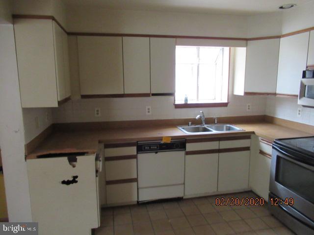 243 Magothy Beach Road Pasadena, MD 21122 - Photo 7 of 22 KITCHEN
