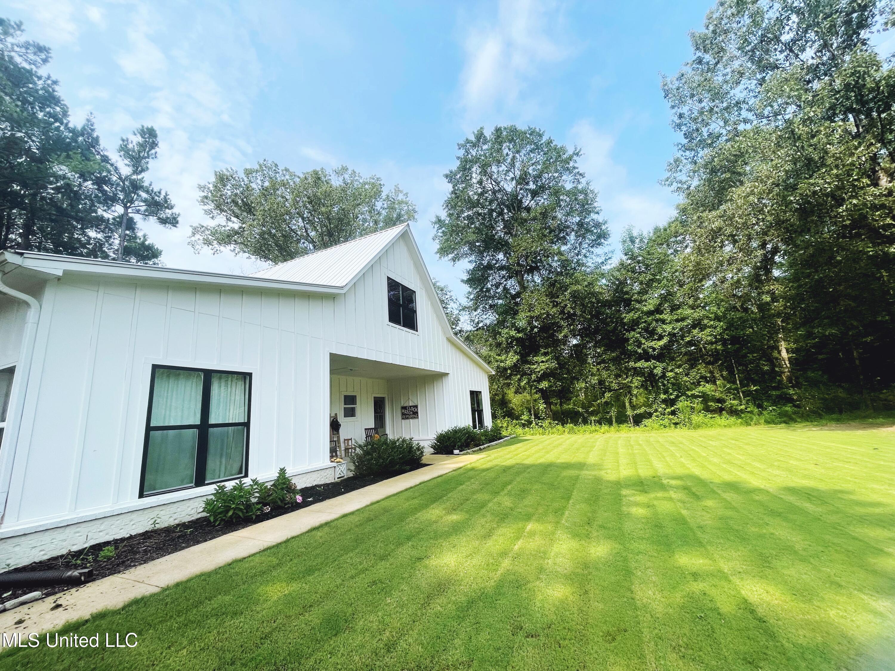 13371 Strickland Road Byhalia, MS 38611 - Photo 2 of 55 D91B1888-28B5-4CAE-8B2C-BD398284E1CF