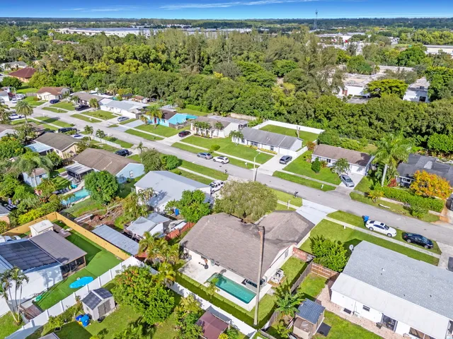 a view of a yard with plants