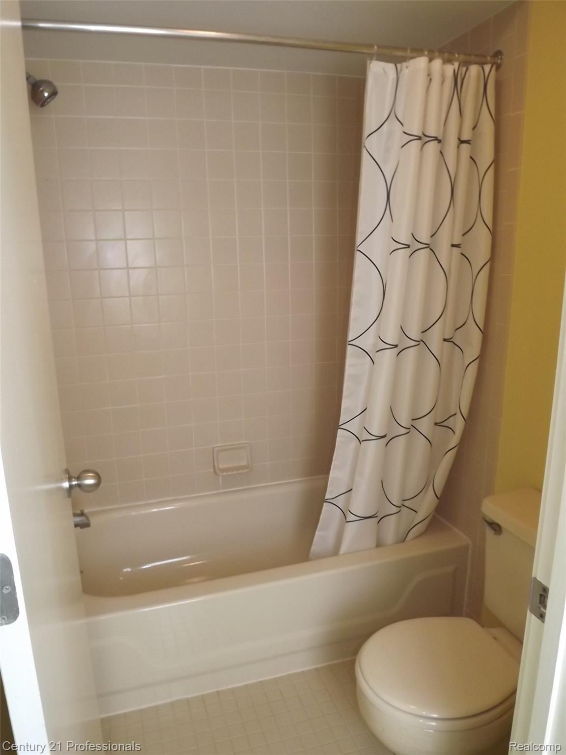 734 Hamilton Court Rochester, MI 48307 - Photo 14 of 21 Guest Bathroom