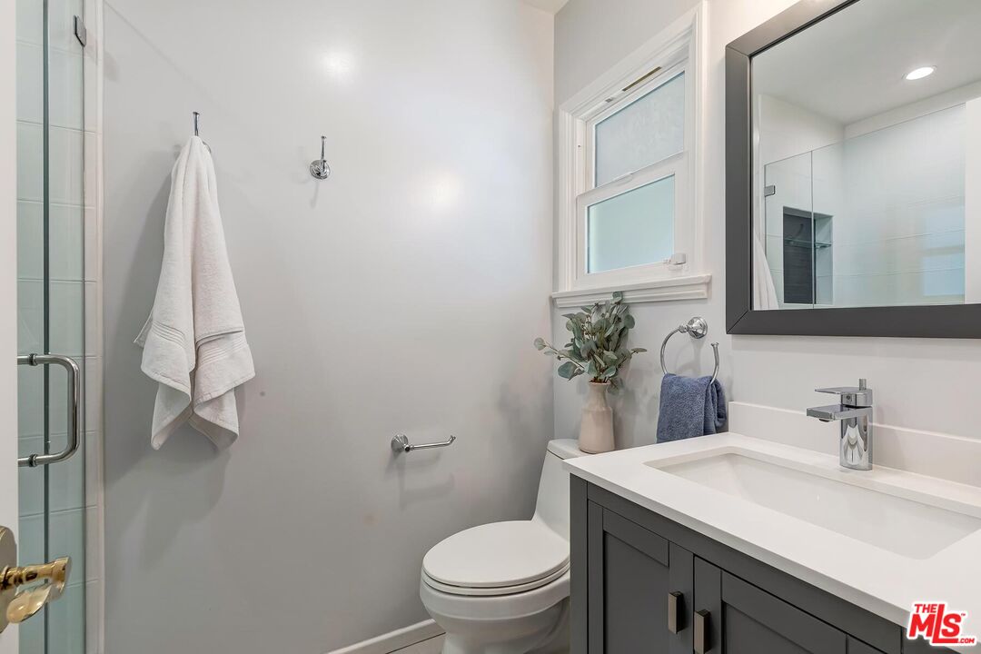 11637 Charnock Road Los Angeles, CA 90066 - Photo 19 of 28 Gallery Image 19