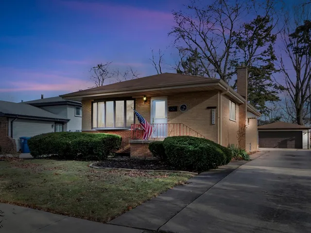 $240,000 | 15043 Tripp Avenue, Midlothian, IL 60445