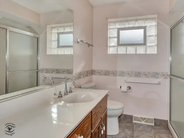 $240,000 | 15043 Tripp Avenue, Midlothian, IL 60445