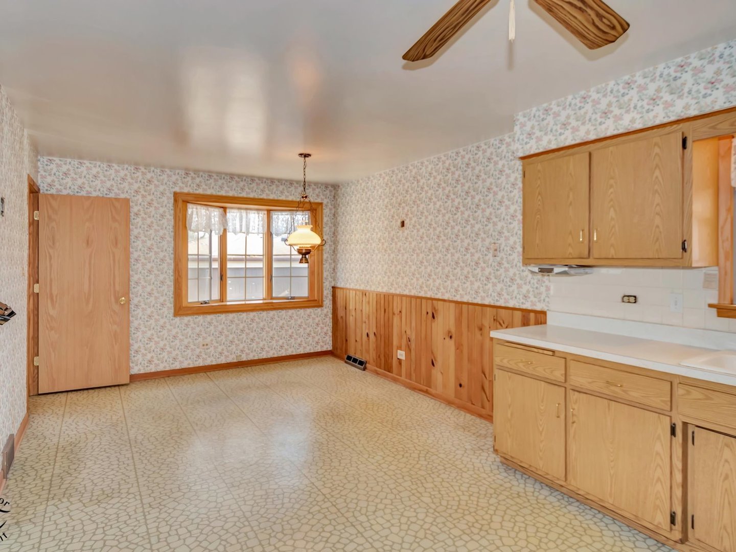 15043 Tripp Avenue Midlothian, IL 60445 - Photo 6 of 16 a view of a kitchen with electric appliances