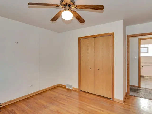 $240,000 | 15043 Tripp Avenue, Midlothian, IL 60445