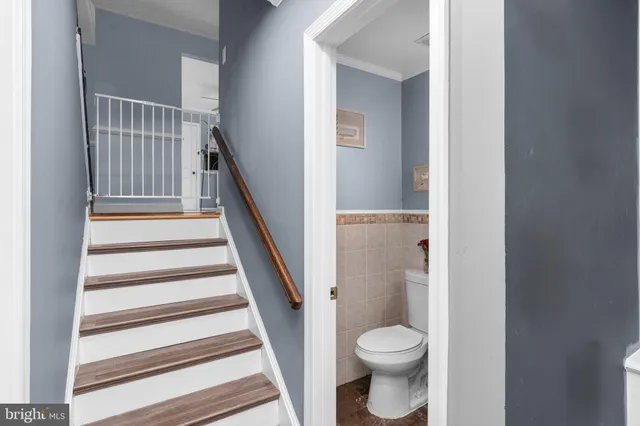 a bathroom with a toilet and a shower