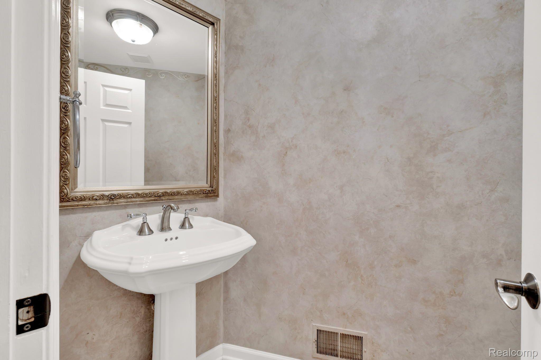 109 Chestnut Ridge Walled Lake, MI 48390 - Photo 51 of 54 Gallery Image 51