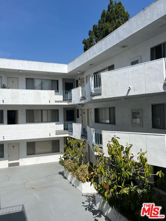 1617 North Fuller Avenue Los Angeles, CA 90046 - Photo 14 of 17