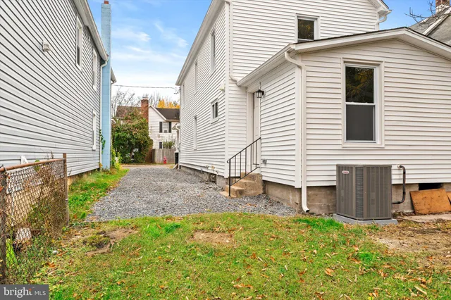 a view of a house with backyard and a garden