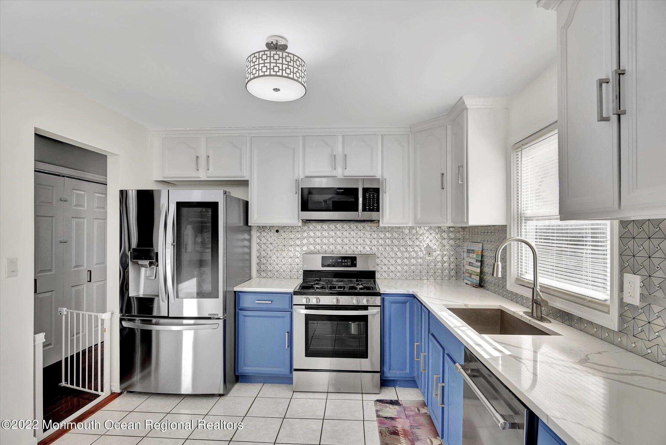 35 Holiday Road Manalapan, NJ 07726 - Photo 3 of 19 14-Kitchen