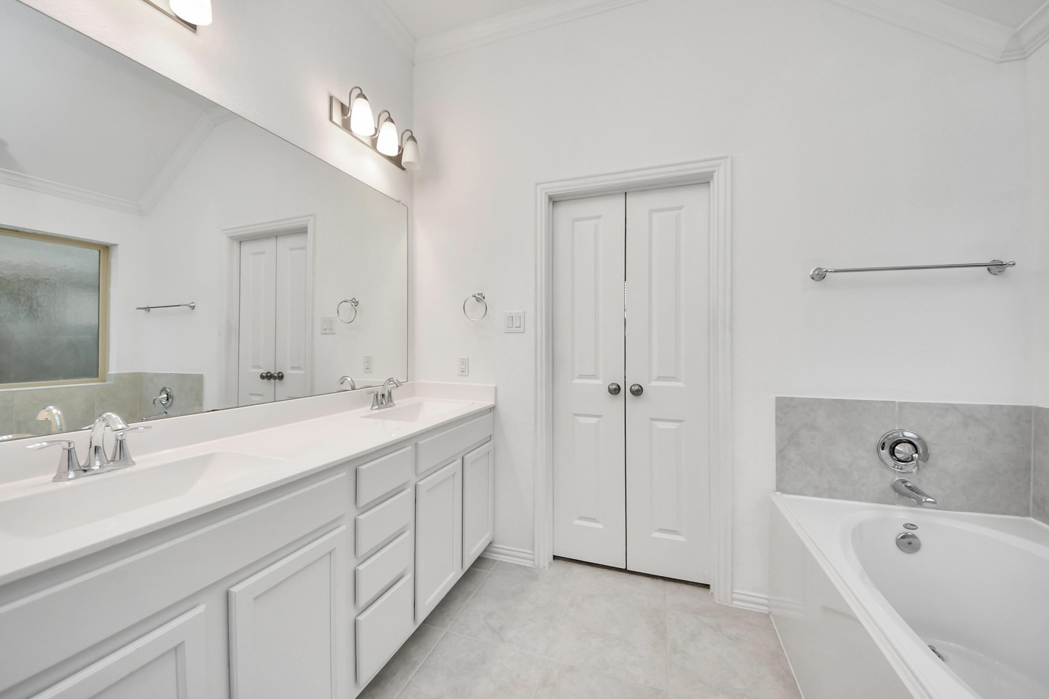 11918 Red Admiral Road Humble, TX 77346 - Photo 26 of 50 Primary Bathroom