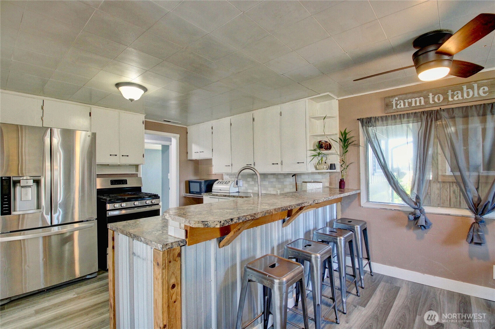 16027 West Division Street Mount Vernon, WA 98273 - Photo 12 of 36 a kitchen with granite countertop a stove a sink and a refrigerator