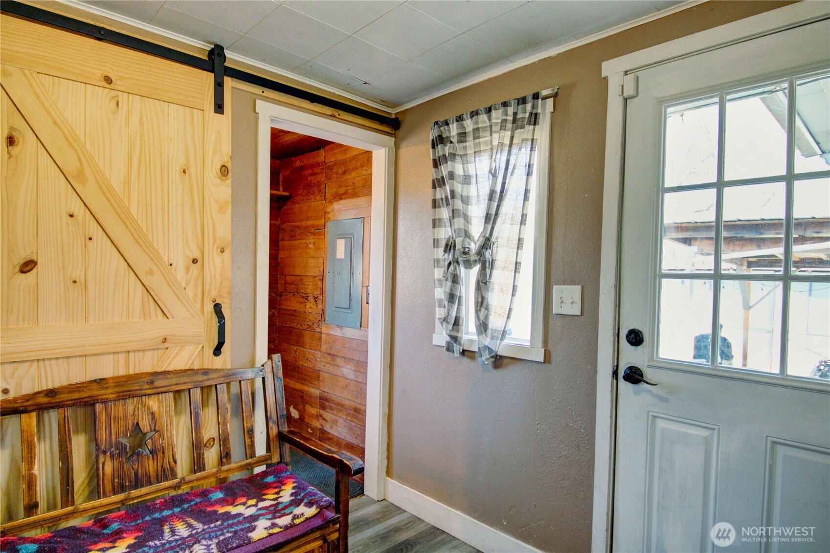 16027 West Division Street Mount Vernon, WA 98273 - Photo 13 of 36 a view of an entryway with a hardwood