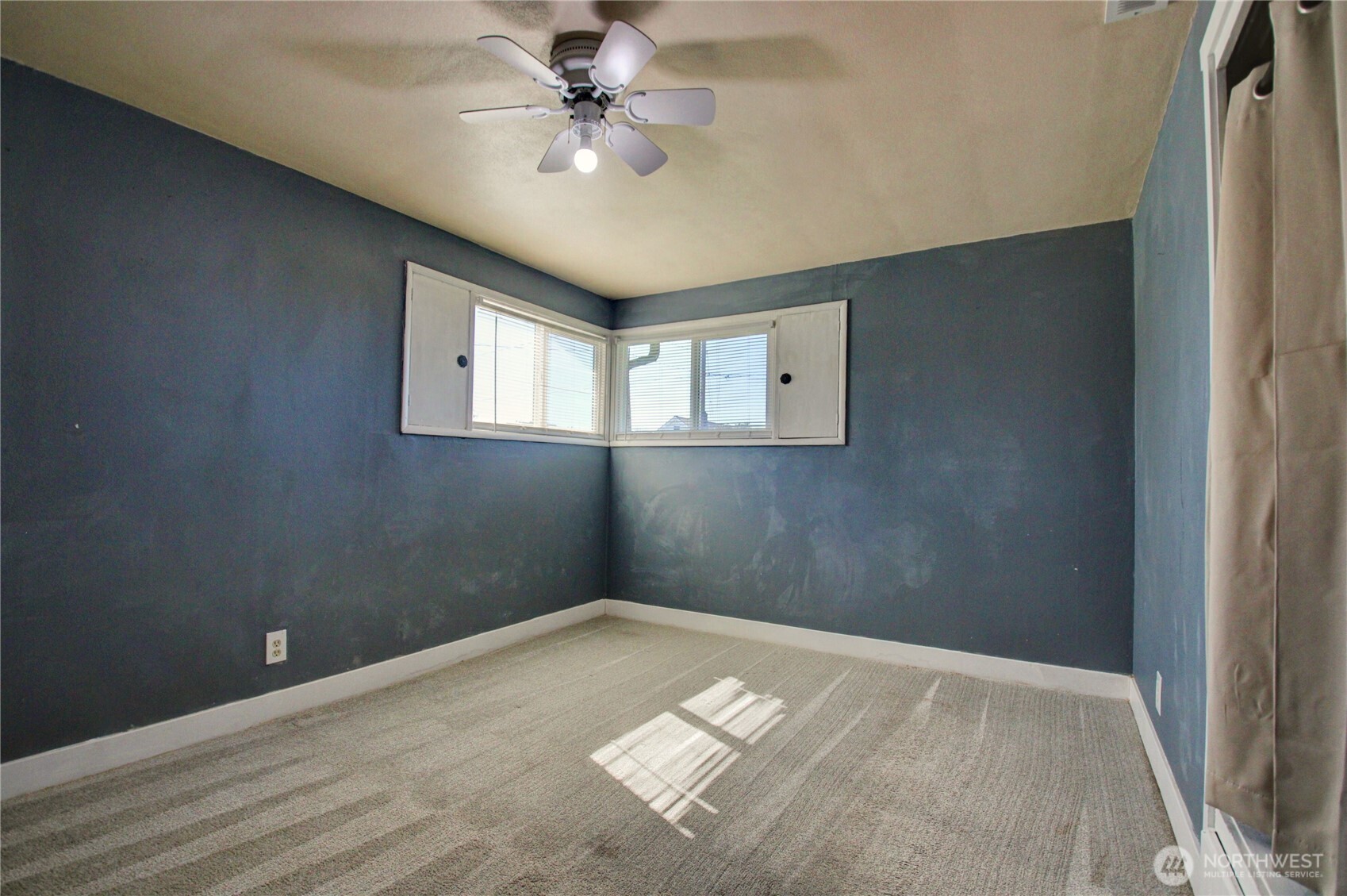16027 West Division Street Mount Vernon, WA 98273 - Photo 16 of 36 an empty room with windows and fan