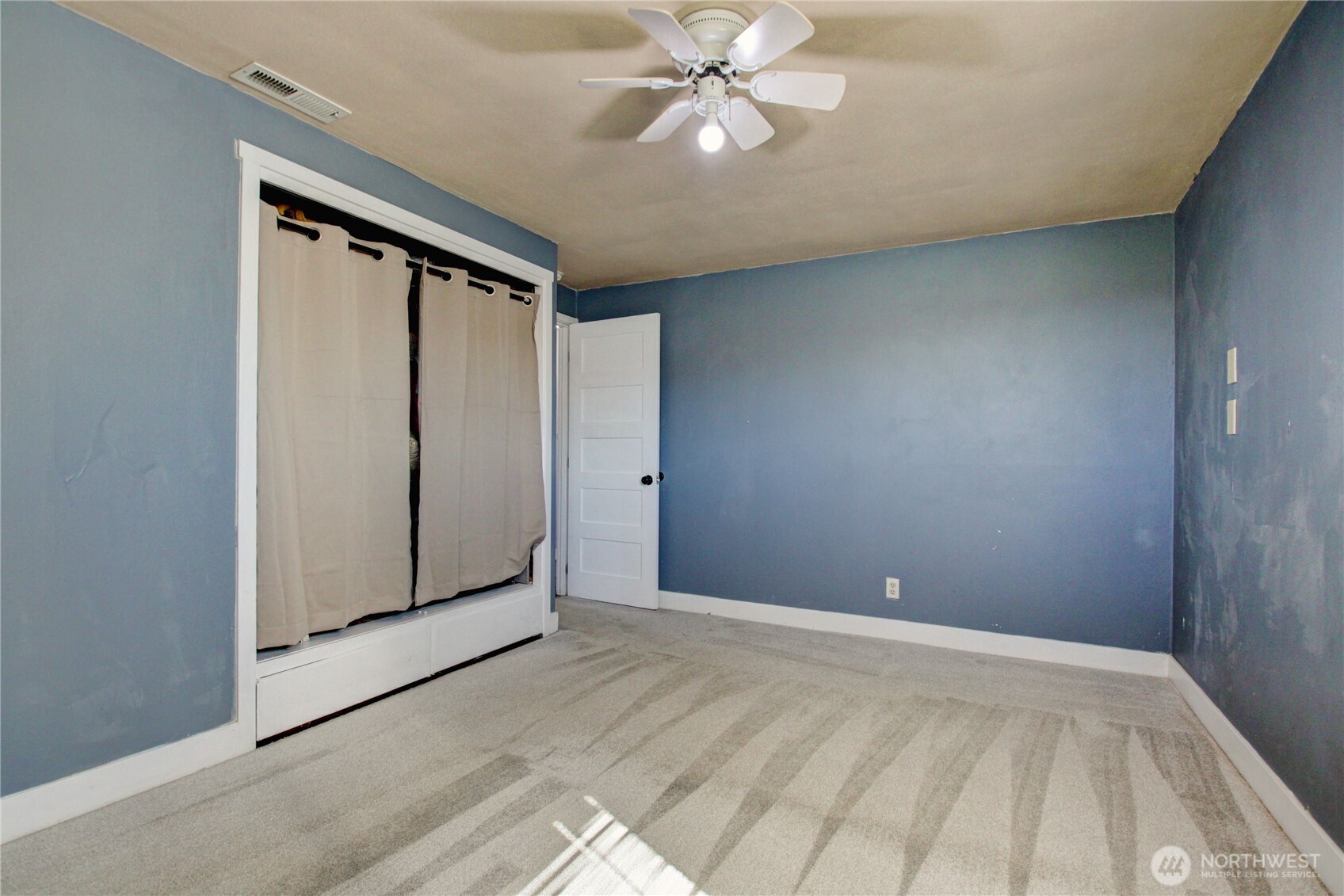 16027 West Division Street Mount Vernon, WA 98273 - Photo 17 of 36 a view of an empty room with window and chandelier fan