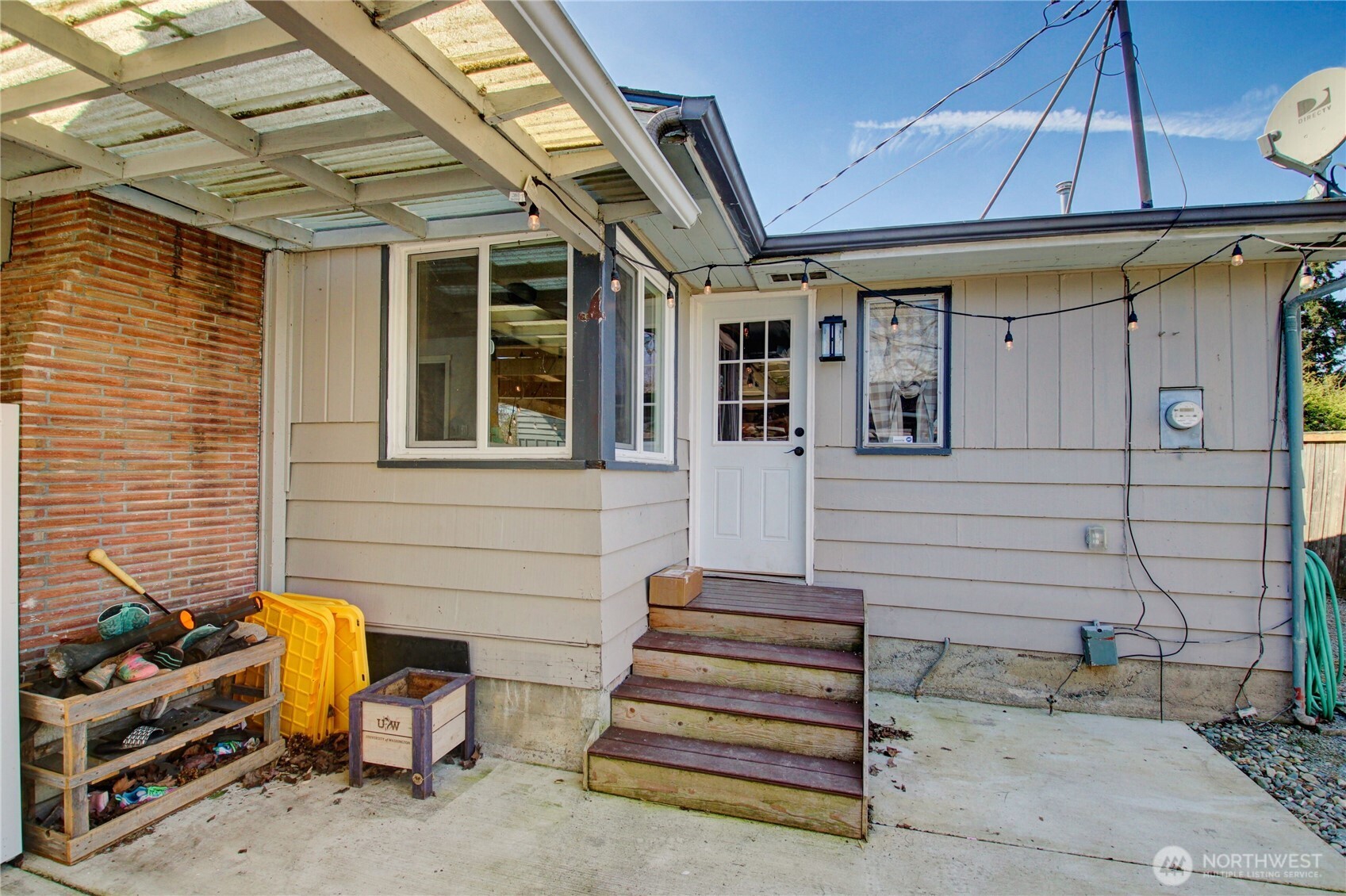 16027 West Division Street Mount Vernon, WA 98273 - Photo 20 of 36 a view of a patio with table and chairs under an umbrella