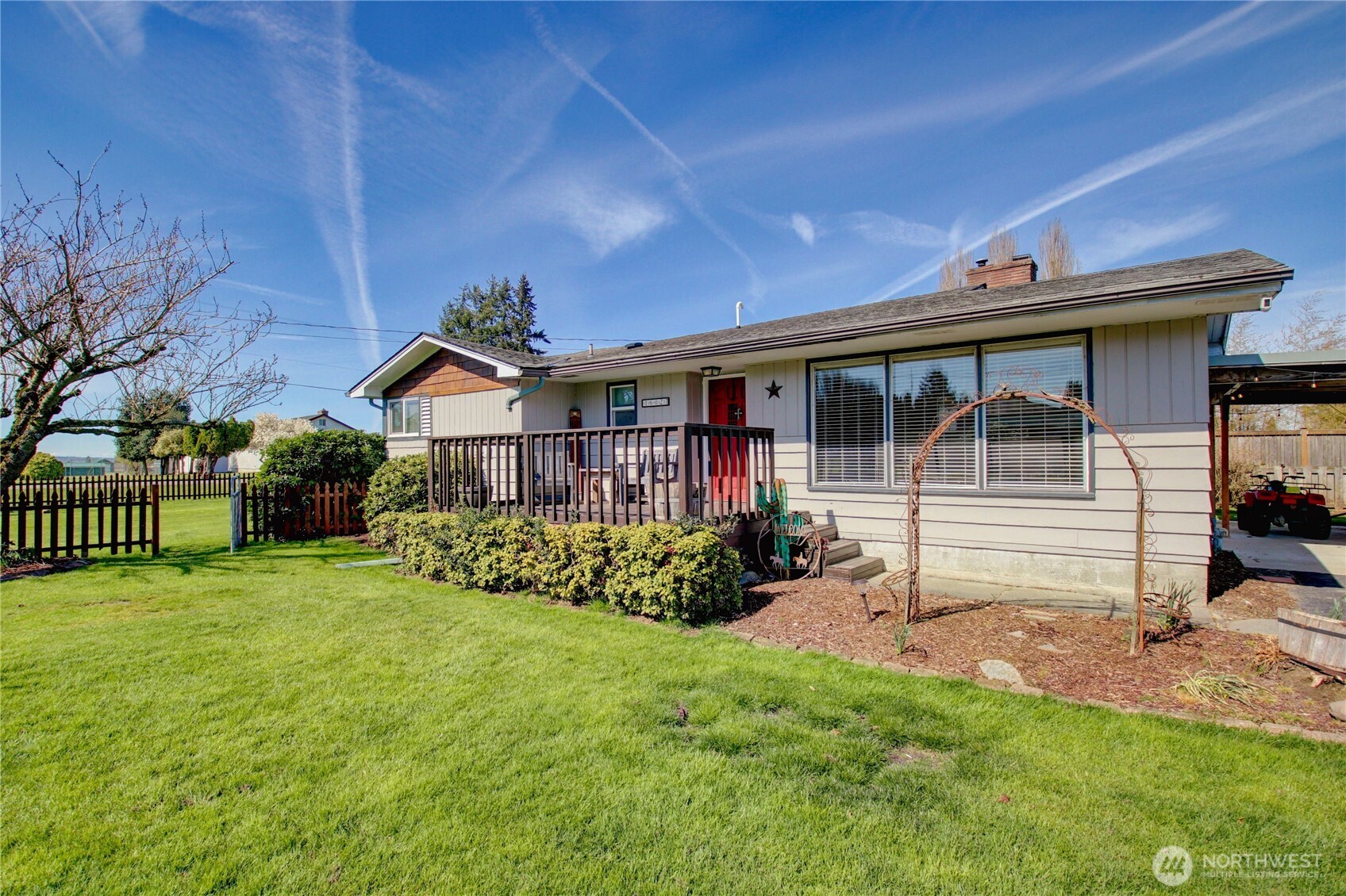16027 West Division Street Mount Vernon, WA 98273 - Photo 24 of 36 a front view of a house with garden