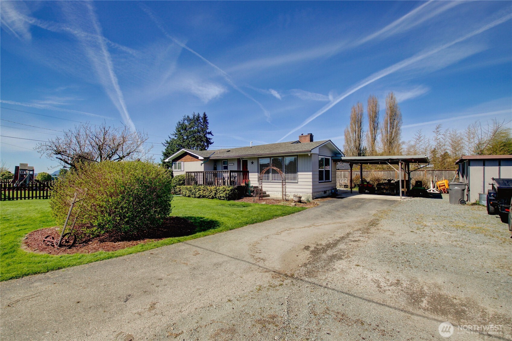 16027 West Division Street Mount Vernon, WA 98273 - Photo 25 of 36 a front view of a house with a garden