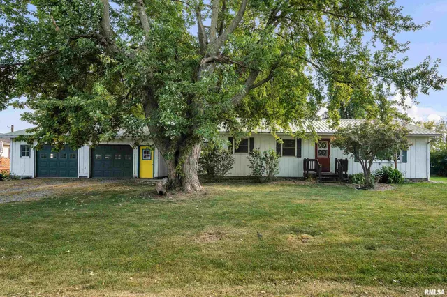 $150,000 | 1606 20th Avenue, Viola, IL 61486