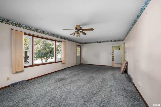 $150,000 | 1606 20th Avenue, Viola, IL 61486