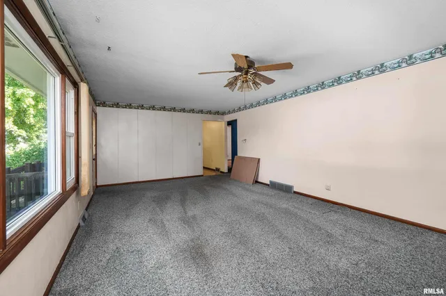 $150,000 | 1606 20th Avenue, Viola, IL 61486