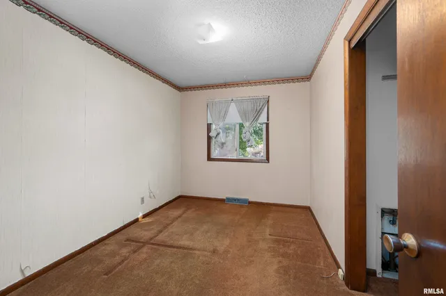 $150,000 | 1606 20th Avenue, Viola, IL 61486