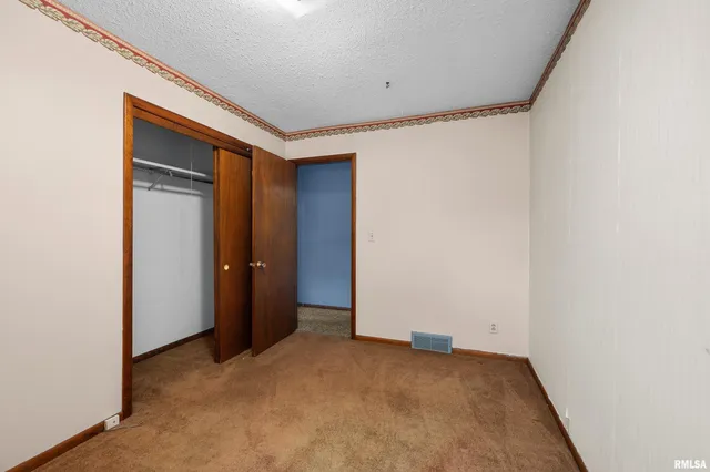 $150,000 | 1606 20th Avenue, Viola, IL 61486