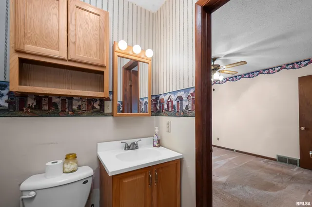 $150,000 | 1606 20th Avenue, Viola, IL 61486