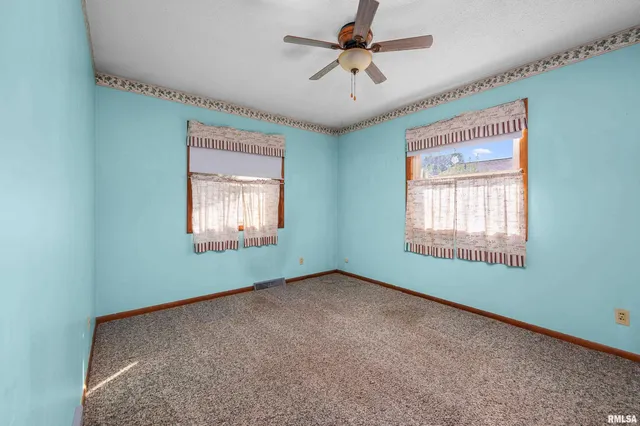 $150,000 | 1606 20th Avenue, Viola, IL 61486