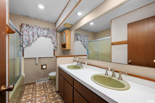 $150,000 | 1606 20th Avenue, Viola, IL 61486