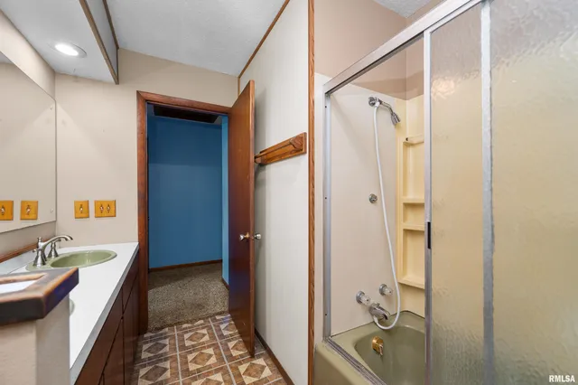 $150,000 | 1606 20th Avenue, Viola, IL 61486