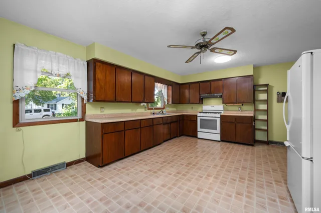 $150,000 | 1606 20th Avenue, Viola, IL 61486